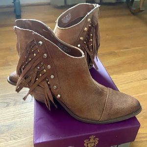 Fergies low cut fringe